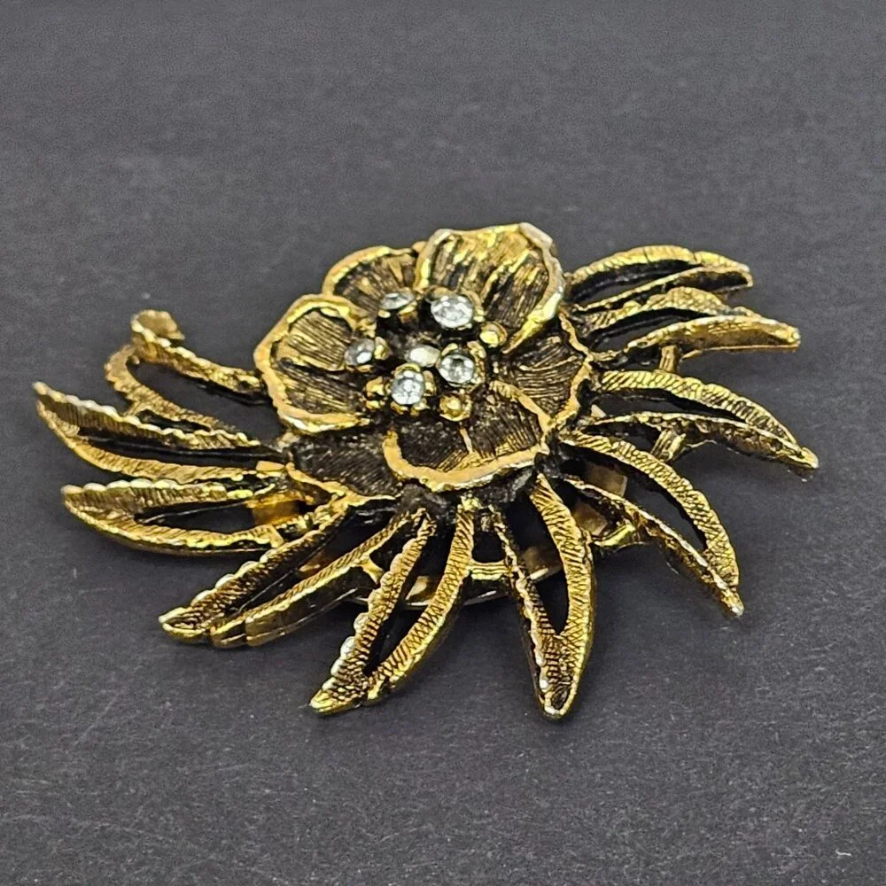Vintage Gold‎ Tone Scarf Clip Signed Karma Flower Rhinestone Layered Textured